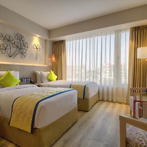 Deluxe Twin Room Avail on FNB & 11 Happy Hour from 1pm 11pm on selected brands at Lattice Bar